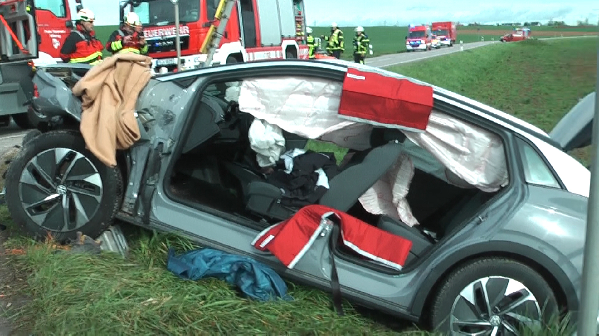 Der rechte rückspiegel eines autos zerbrach, als es von einem anderen  fahrzeug angefahren wurde